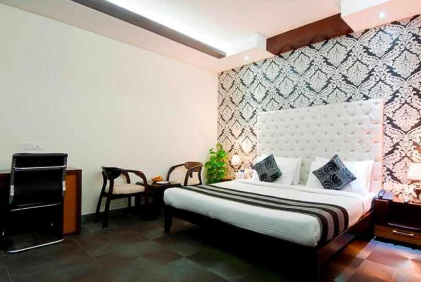 فندق Loomstay Royal Residency