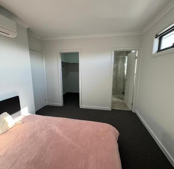 Пансион Brand New Comfortable Room In A Beautiful Suburb