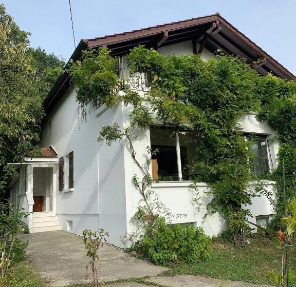 بنسيون Rooms In The Villa Near The Airport, Share Bathroom And Share Kitchen