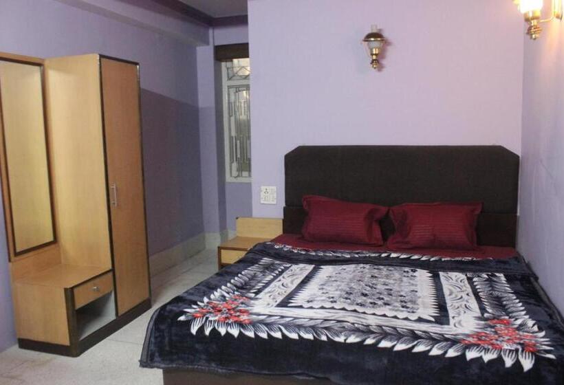 Отель Travellers Inn