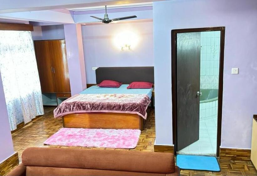 Отель Travellers Inn