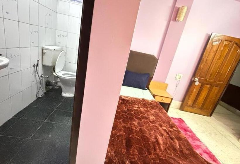 Отель Travellers Inn