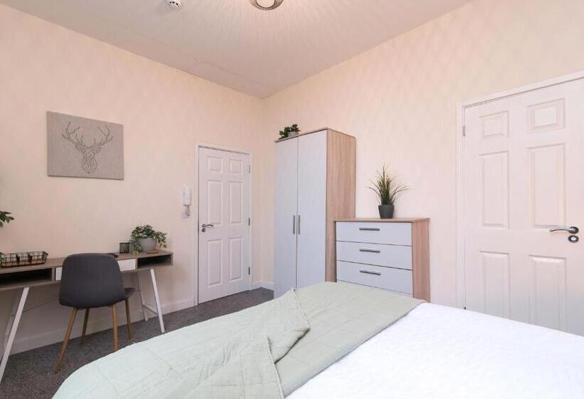 Общежитие Cheerful Double En Suite Room With Free Wifi
