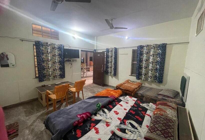 بنسيون Garg Complex Guesthouse