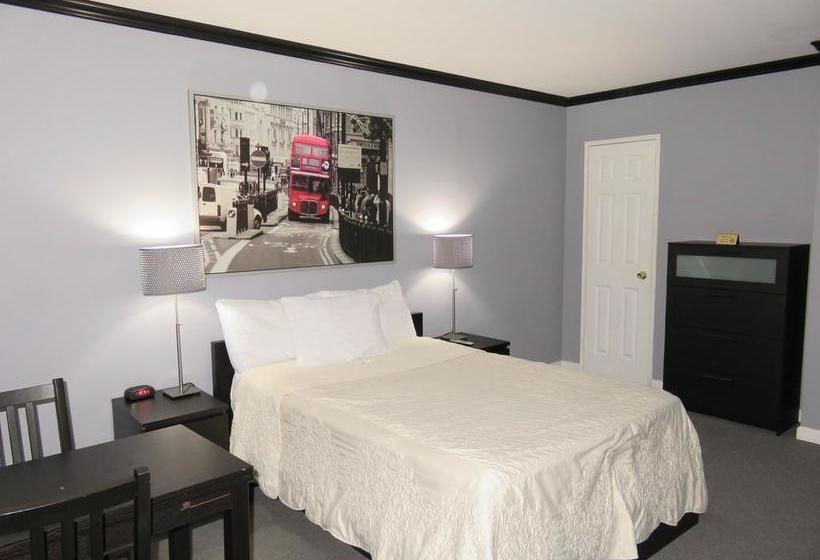 Central Motel Courtyard