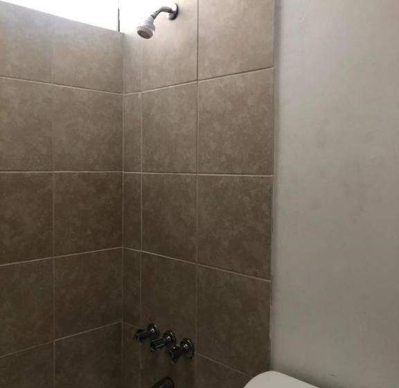 فندق Camelot Waterfront Inn