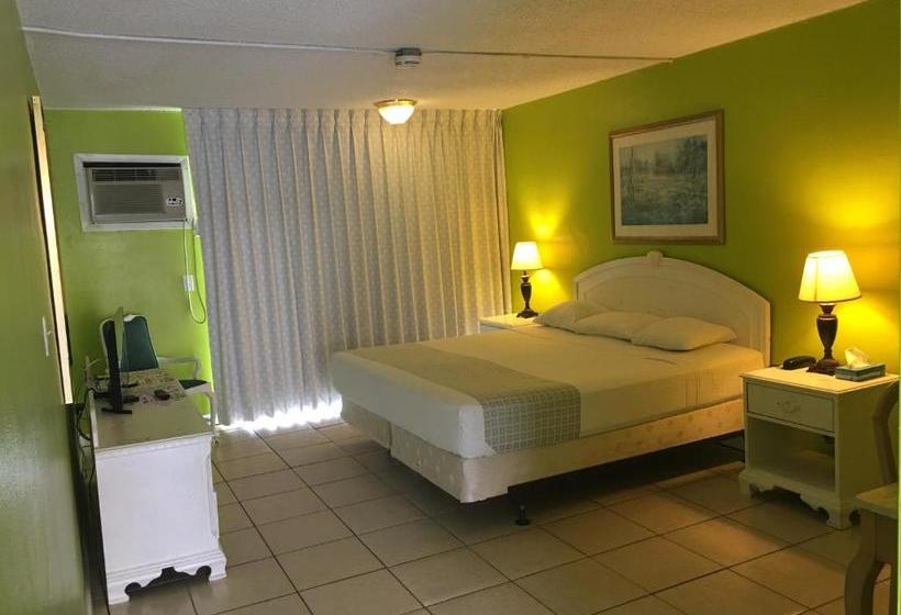 فندق Camelot Waterfront Inn