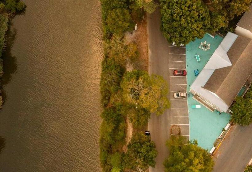 فندق Canalside Inn