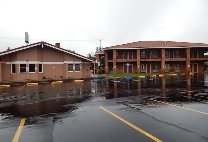 בית מלון כפרי Rancho California Inn Temecula