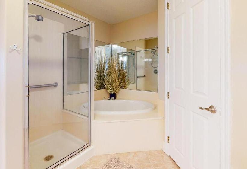 هتل Regency Isle 802