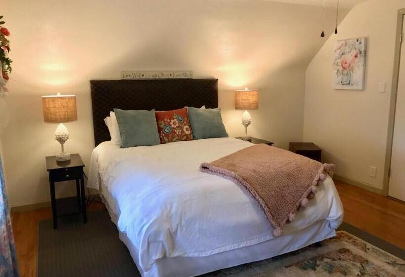 هتل The Little Italy Of Niagara Falls Bed & Breakfast