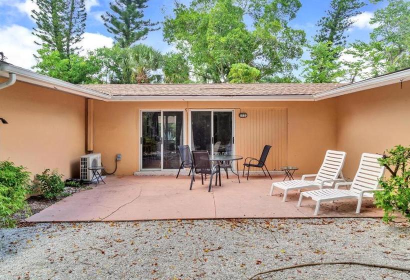 فندق Parrot Nest