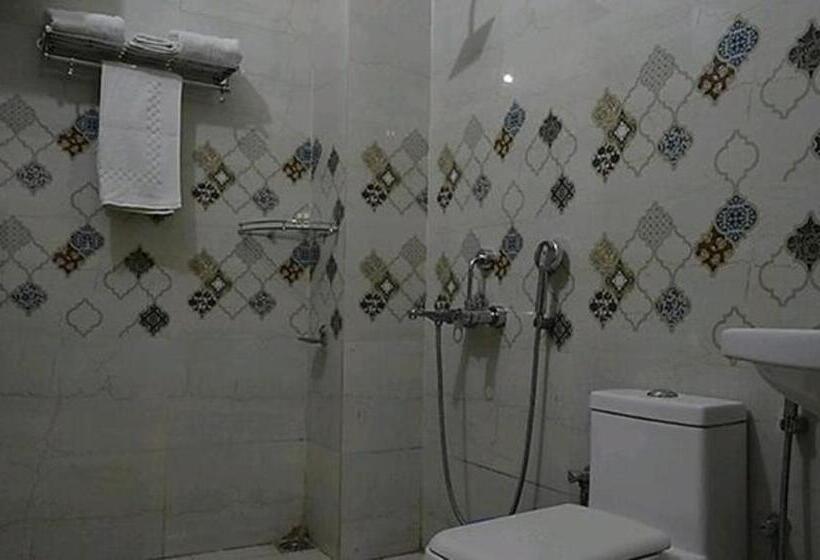 בית מלון כפרי Aar Kempty Lake Resort