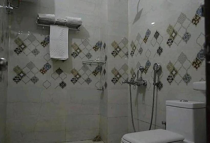 בית מלון כפרי Aar Kempty Lake Resort