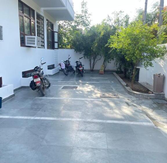 בית מלון כפרי Aadi S Residency