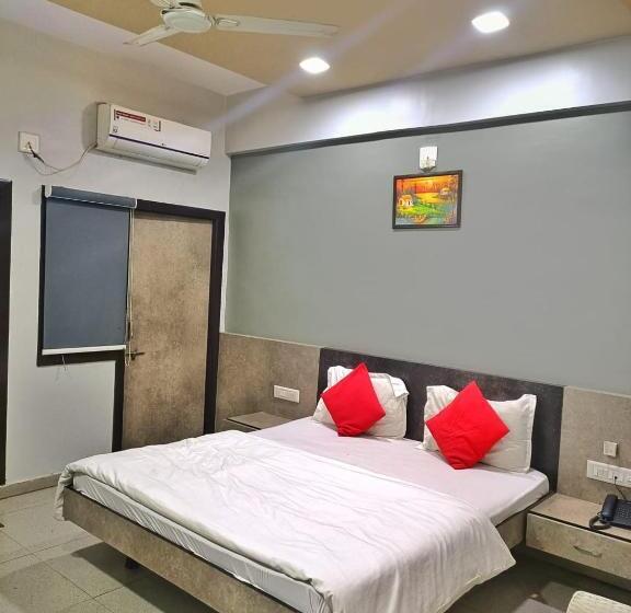 Отель Cm Palace & Guest House & P.gs
