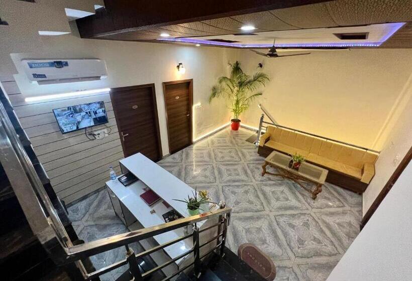 酒店 The Crown , Top Rated & Most Awarded Property In Chandigarh, Zirakpur & Tricity