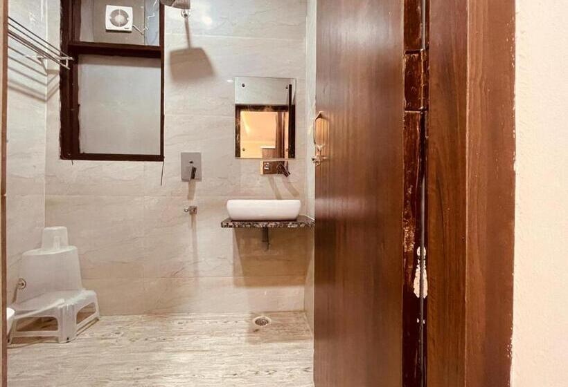 مبيت وإفطار Wooib Hotels, Haridwar