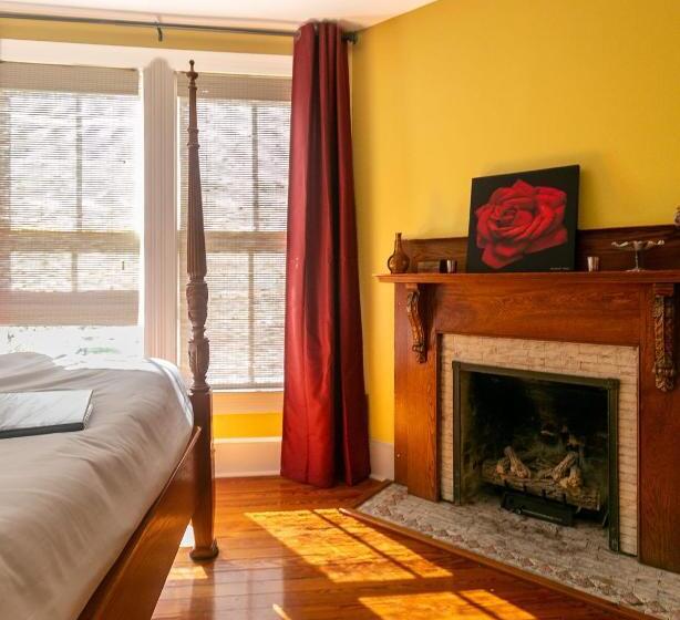 צימר Inspiration Room At Camellia Rose Inn Downtown