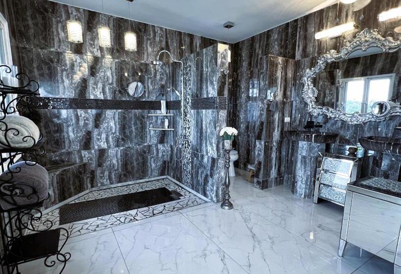 هتل Penthouse Luxury Suite With A 360 Ocean View, Balcony With Hot Tub