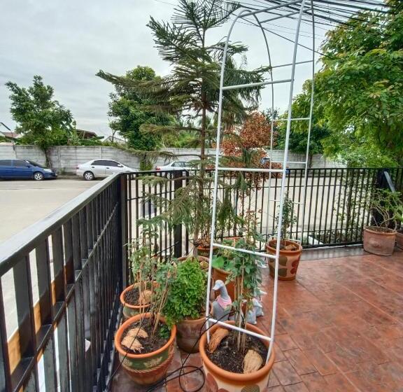 ペンション Be Happy House Bangyai