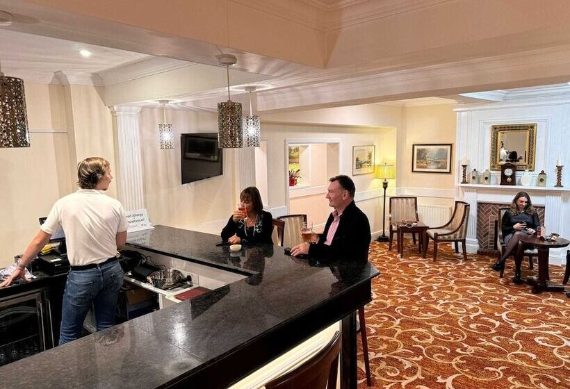 Royal Swan, Ashley Manor   B&b