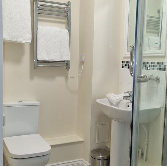 Royal Swan, Ashley Manor   B&b