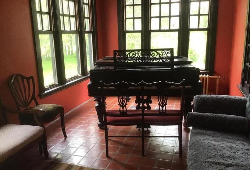צימר Celtic Mansion Annfield Manor