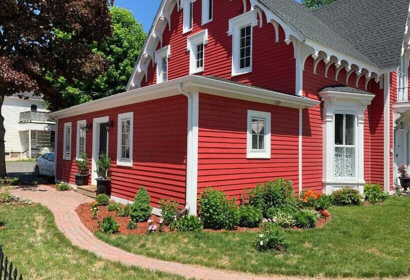 تختخواب و صبحانه The Red House Fredericton
