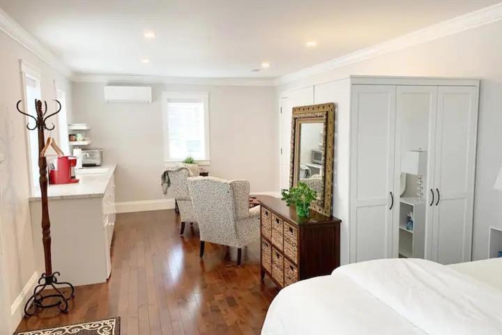 تختخواب و صبحانه The Red House Fredericton