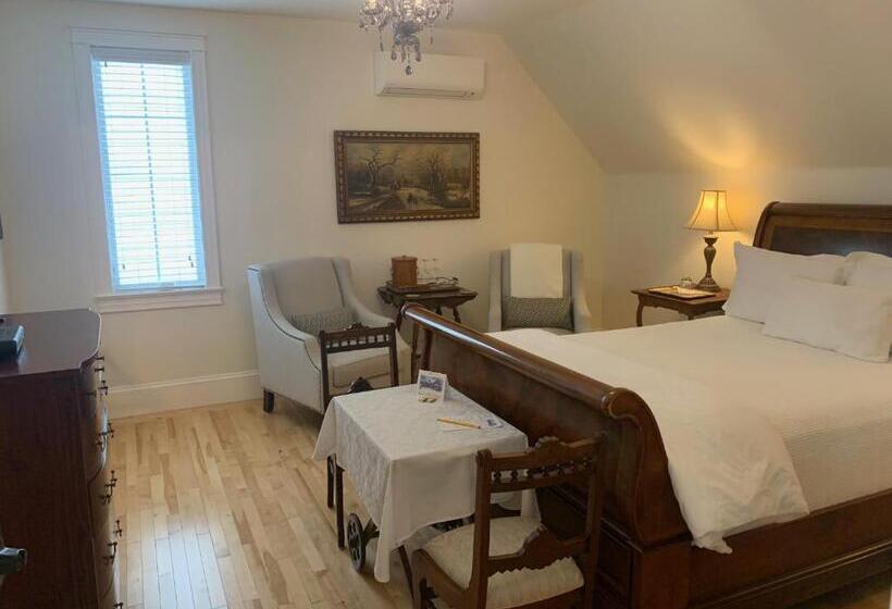 تختخواب و صبحانه The Red House Fredericton