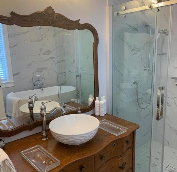 تختخواب و صبحانه The Red House Fredericton