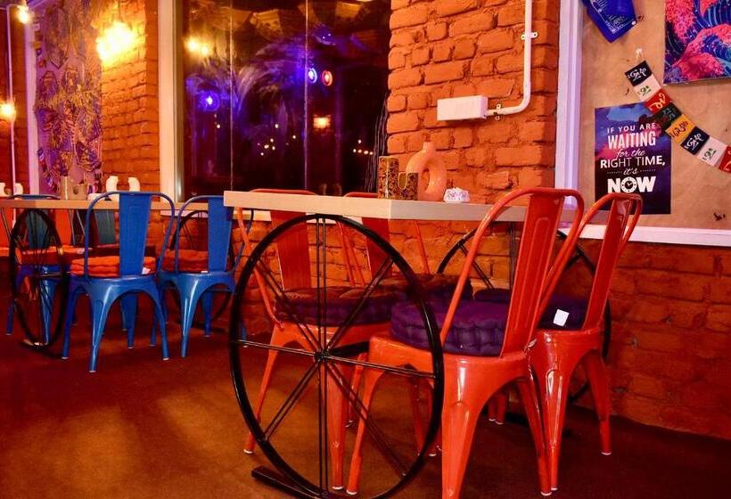 فندق Merak Cafe & Stay
