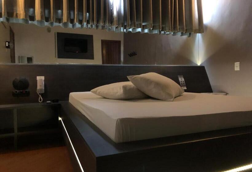 Status Motel