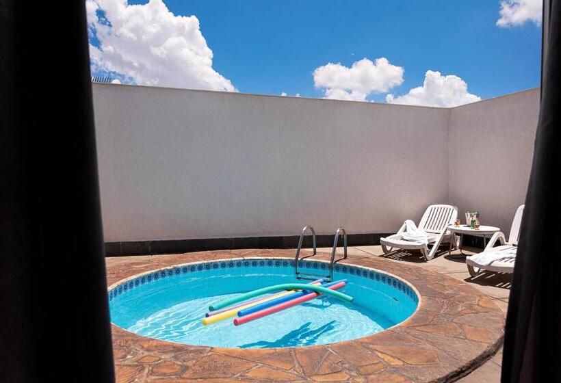 Status Motel