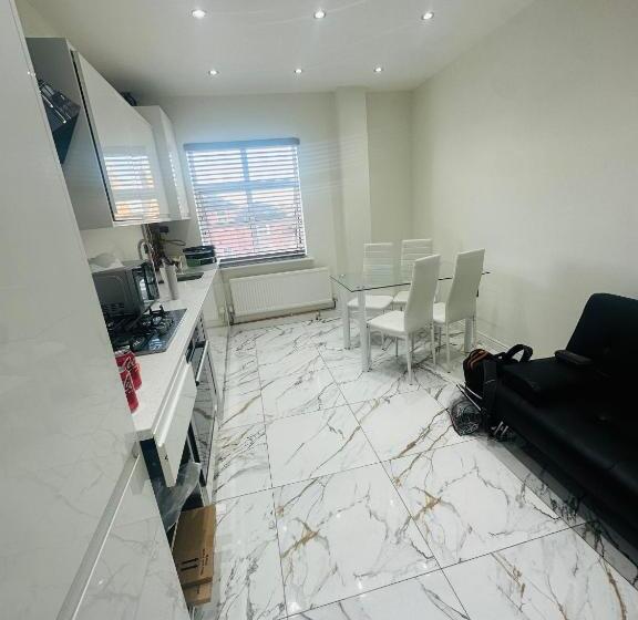 Отель Knightsbridge Court