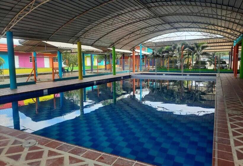 Piscina Y Hotel Cubides Curumani