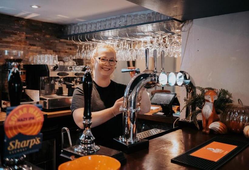 住宿加早餐  The Fox And Hounds