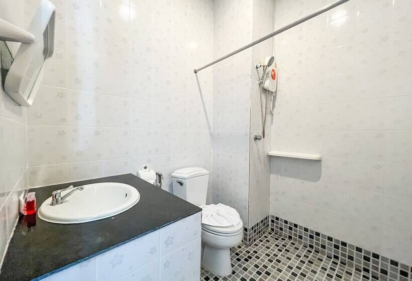 בית מלון כפרי Tri's Miracle Kata Beach Side