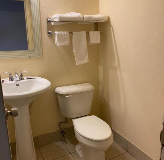 فندق على الطريق Dollar Save Inn