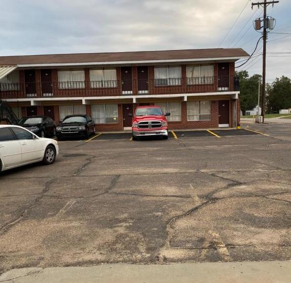 فندق على الطريق Dollar Save Inn