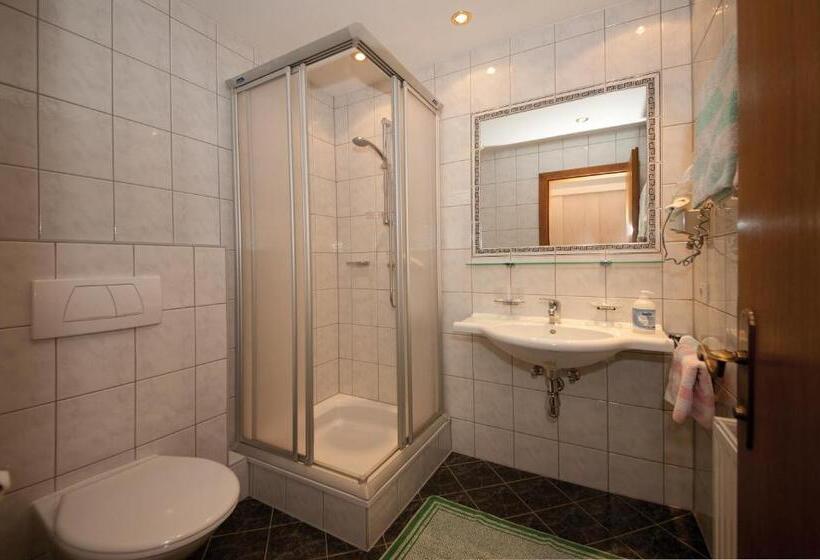 پانسیون Garni Binta