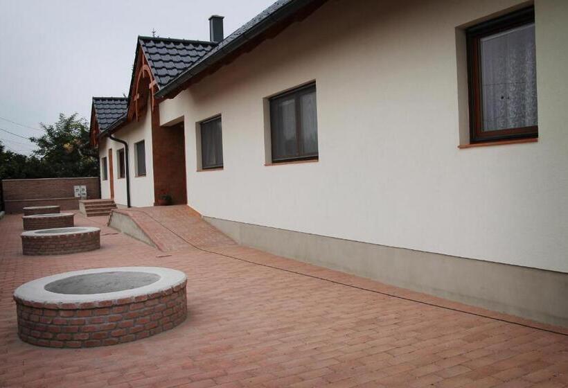 ペンション Hanság Vendégház
