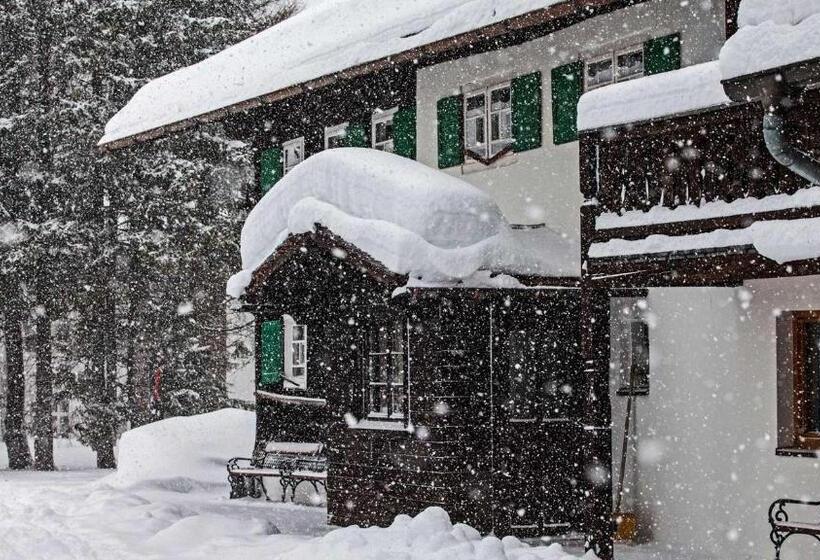 پانسیون Sandbur Das Walserhaus