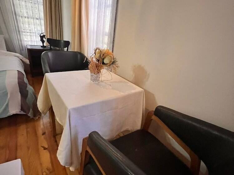 پانسیون Tarihi Sarı Konak