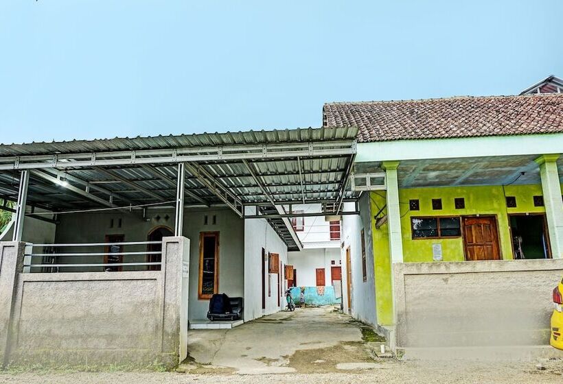 ホテル Sahabat Kost Syariah Pacitan By Oyo