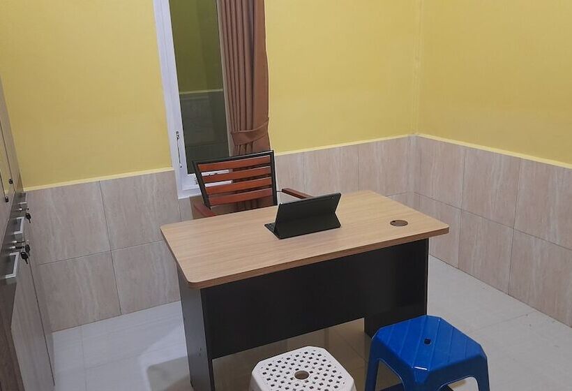 هتل Spot On 92458 Azeela Kost Syariah