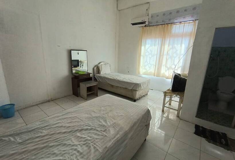 هتل Spot On 92458 Azeela Kost Syariah