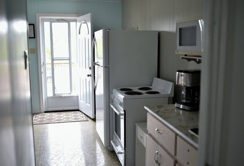 Jackfish Lake Cottages Motel