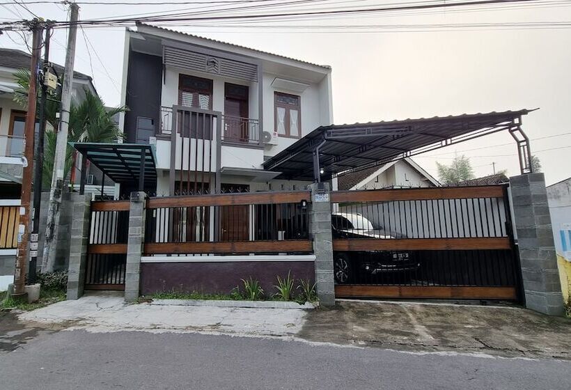 پانسیون Oemah Wisata Ringinsari